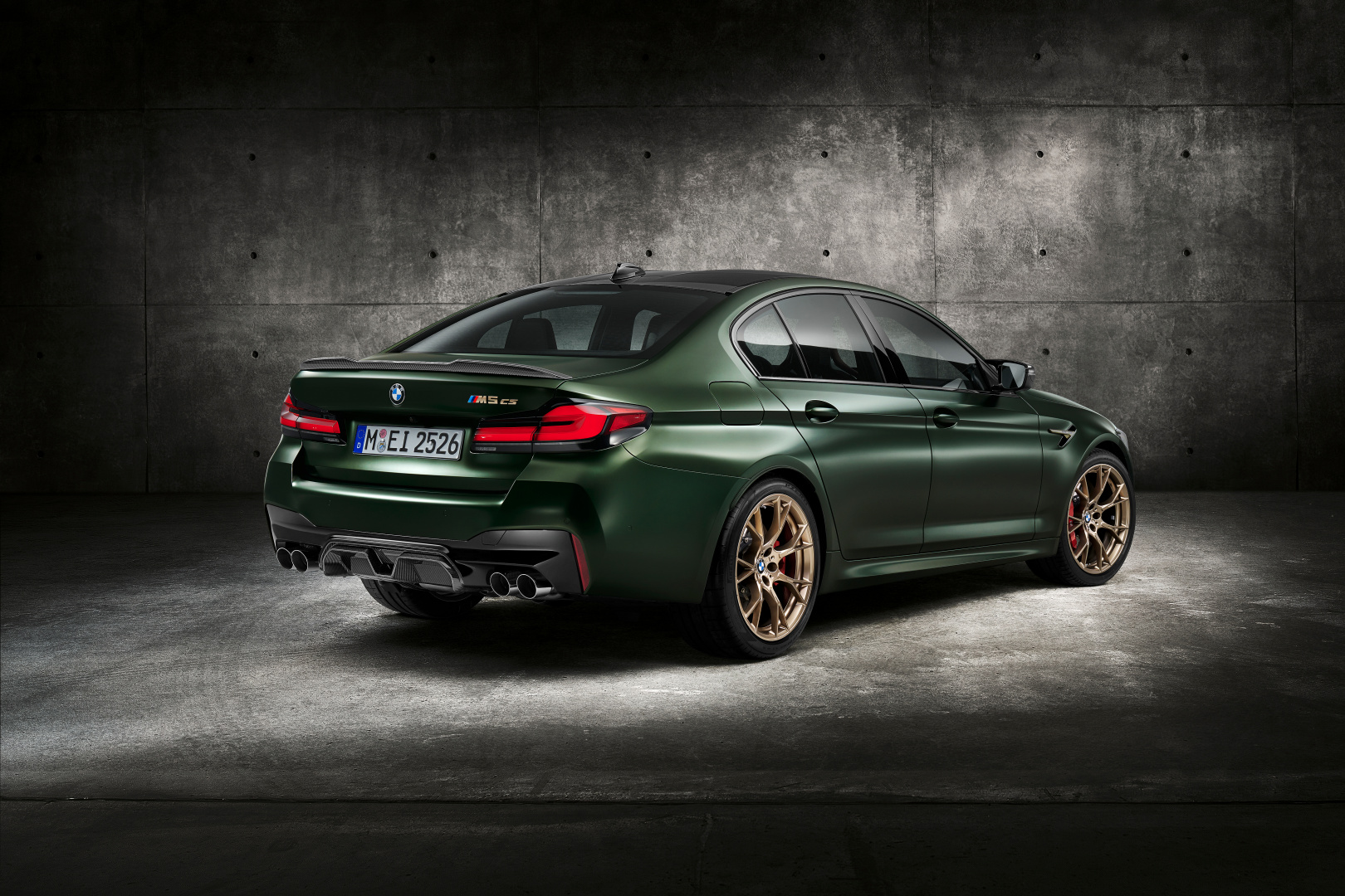 SMALL_P90411347_highRes_the-new-bmw-m5-cs-st